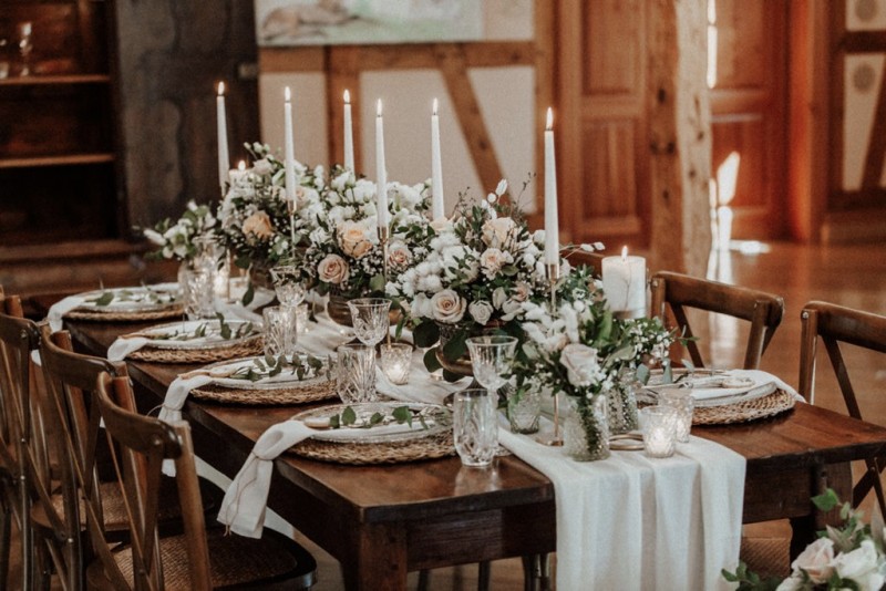Tradition trifft auf Moderne bei dieser Modern Vintage Scheunenhochzeit in Pastelltönen, Beige, Nude, Sand, Eukalyptus und Mintgrün