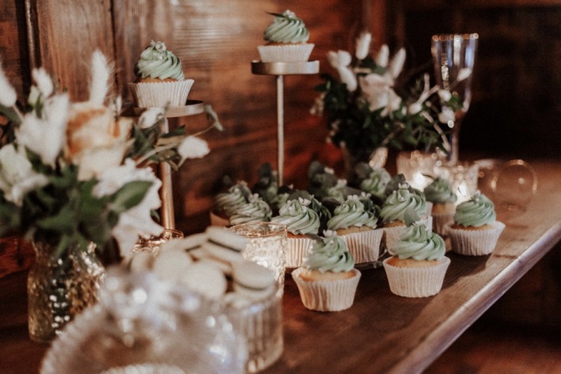 Tradition trifft auf Moderne bei dieser Modern Vintage Scheunenhochzeit in Pastelltönen, Beige, Nude, Sand, Eukalyptus und Mintgrün