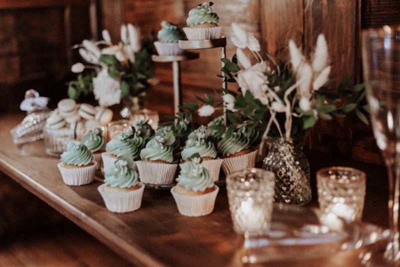 Tradition trifft auf Moderne bei dieser Modern Vintage Scheunenhochzeit in Pastelltönen, Beige, Nude, Sand, Eukalyptus und Mintgrün