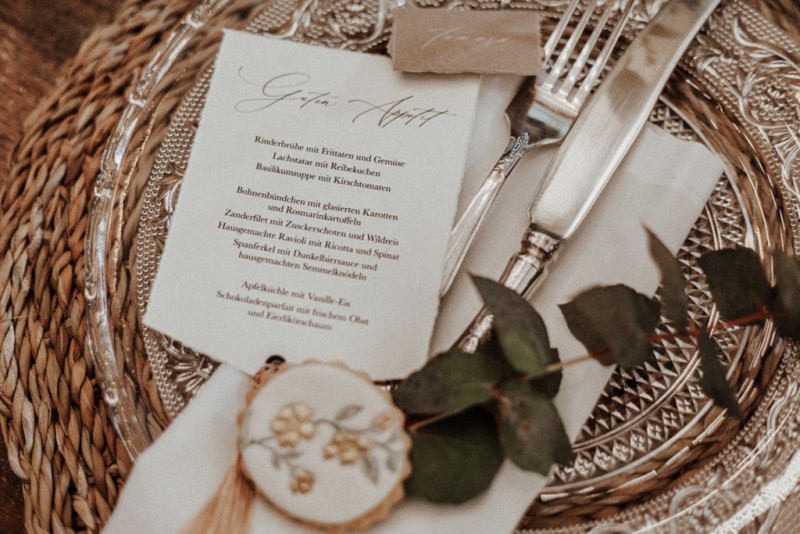 Tradition trifft auf Moderne bei dieser Modern Vintage Scheunenhochzeit in Pastelltönen, Beige, Nude, Sand, Eukalyptus und Mintgrün