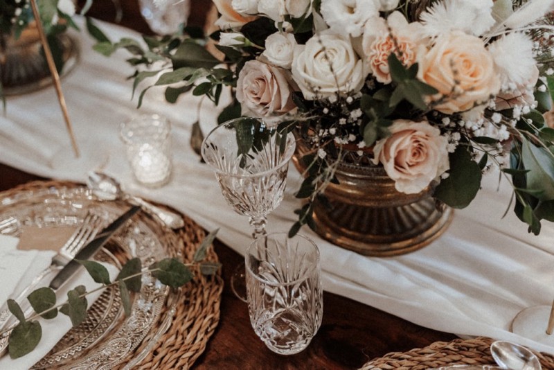 Tradition trifft auf Moderne bei dieser Modern Vintage Scheunenhochzeit in Pastelltönen, Beige, Nude, Sand, Eukalyptus und Mintgrün