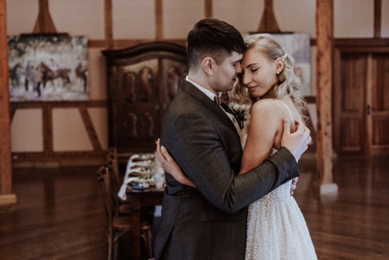 Tradition trifft auf Moderne bei dieser Modern Vintage Scheunenhochzeit in Pastelltönen, Beige, Nude, Sand, Eukalyptus und Mintgrün