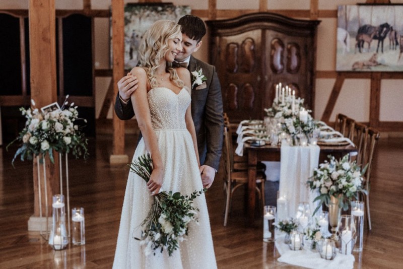 Tradition trifft auf Moderne bei dieser Modern Vintage Scheunenhochzeit in Pastelltönen, Beige, Nude, Sand, Eukalyptus und Mintgrün