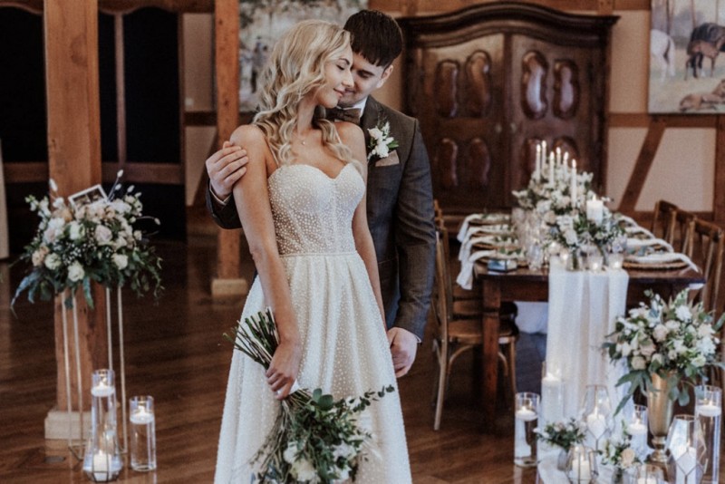 Tradition trifft auf Moderne bei dieser Modern Vintage Scheunenhochzeit in Pastelltönen, Beige, Nude, Sand, Eukalyptus und Mintgrün