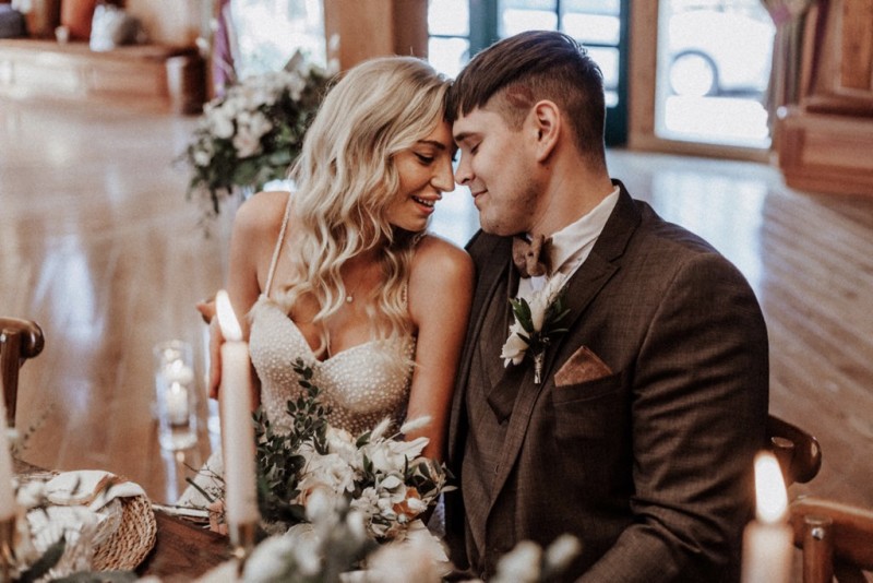 Tradition trifft auf Moderne bei dieser Modern Vintage Scheunenhochzeit in Pastelltönen, Beige, Nude, Sand, Eukalyptus und Mintgrün