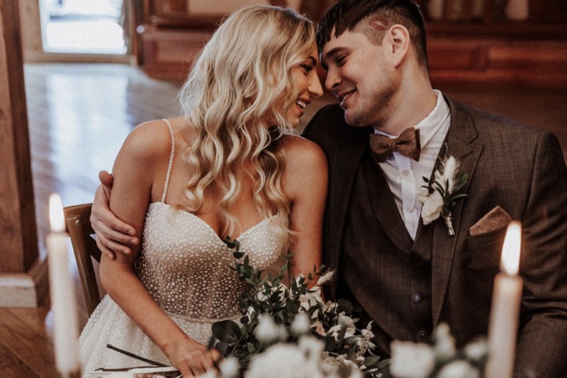 Tradition trifft auf Moderne bei dieser Modern Vintage Scheunenhochzeit in Pastelltönen, Beige, Nude, Sand, Eukalyptus und Mintgrün