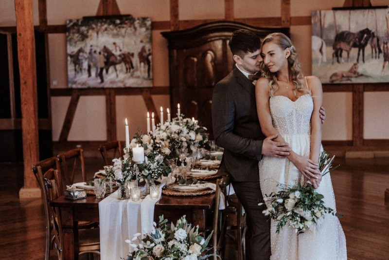Tradition trifft auf Moderne bei dieser Modern Vintage Scheunenhochzeit in Pastelltönen, Beige, Nude, Sand, Eukalyptus und Mintgrün