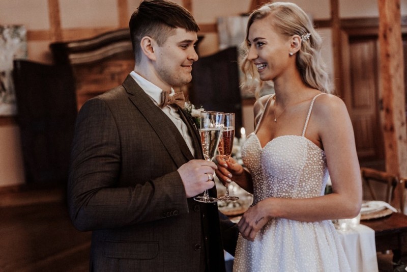 Tradition trifft auf Moderne bei dieser Modern Vintage Scheunenhochzeit in Pastelltönen, Beige, Nude, Sand, Eukalyptus und Mintgrün