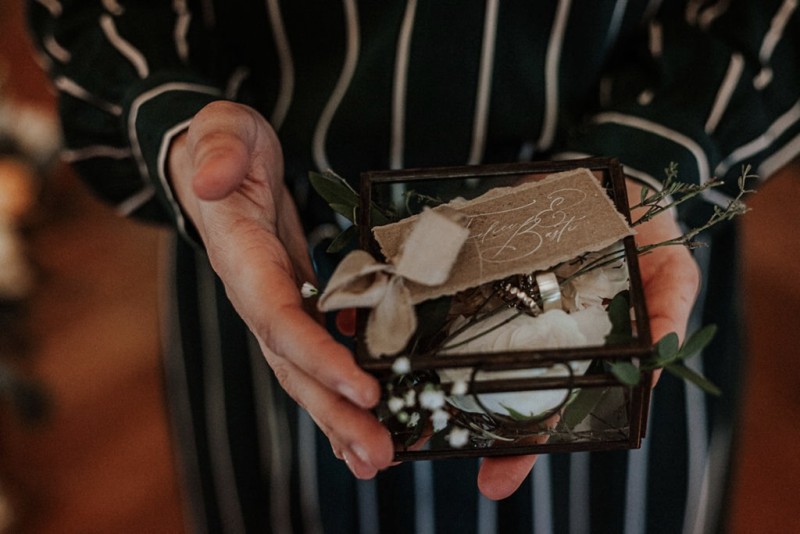 Tradition trifft auf Moderne bei dieser Modern Vintage Scheunenhochzeit in Pastelltönen, Beige, Nude, Sand, Eukalyptus und Mintgrün