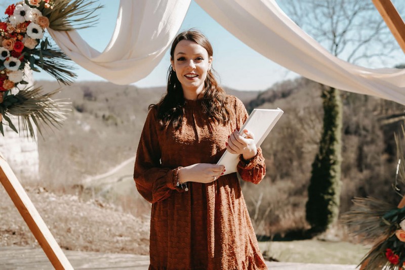 Eine sommerliche Scheunenhochzeit in Burn Orange