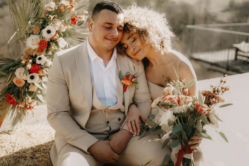 Eine sommerliche Scheunenhochzeit in Burn Orange