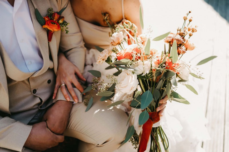 Eine sommerliche Scheunenhochzeit in Burn Orange