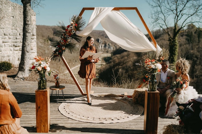 Eine sommerliche Scheunenhochzeit in Burn Orange