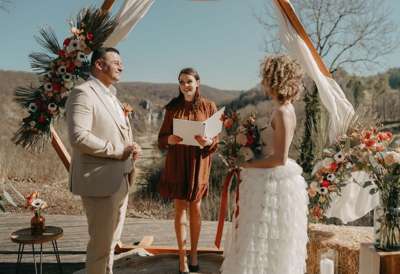 Eine sommerliche Scheunenhochzeit in Burn Orange
