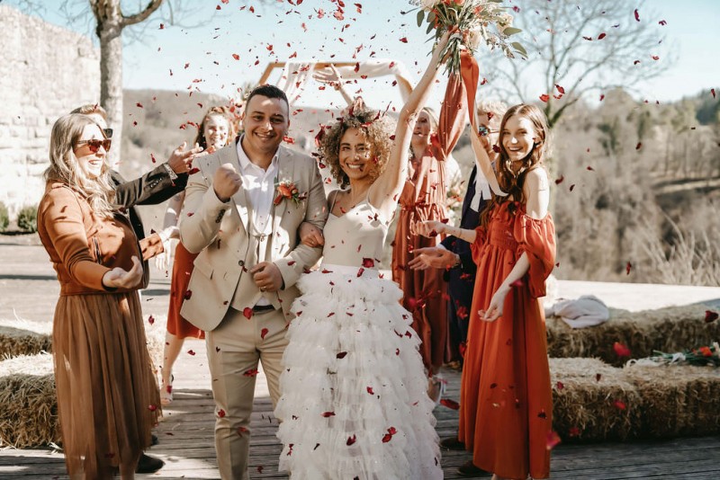 Eine sommerliche Scheunenhochzeit in Burn Orange