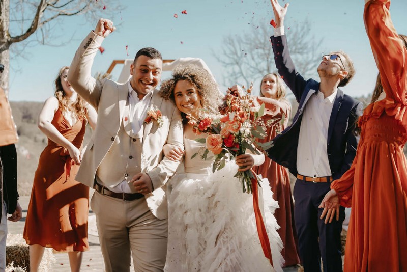 Eine sommerliche Scheunenhochzeit in Burn Orange