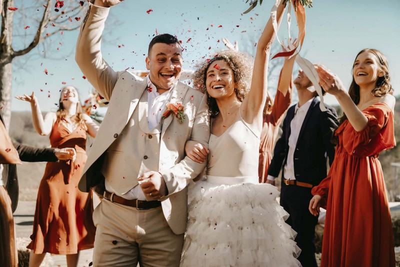 Eine sommerliche Scheunenhochzeit in Burn Orange