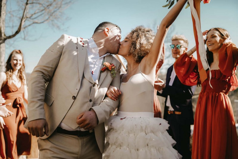 Eine sommerliche Scheunenhochzeit in Burn Orange