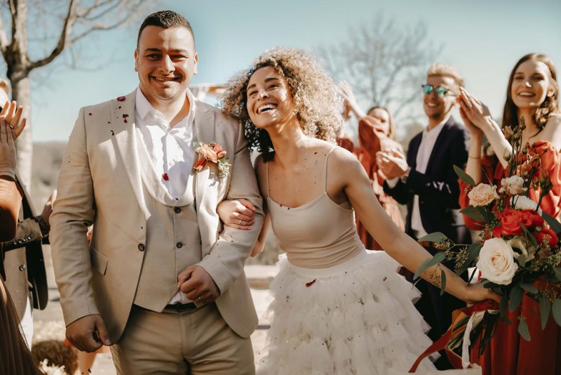 Eine sommerliche Scheunenhochzeit in Burn Orange