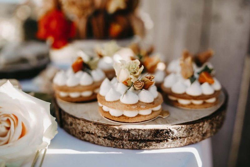 Eine sommerliche Scheunenhochzeit in Burn Orange