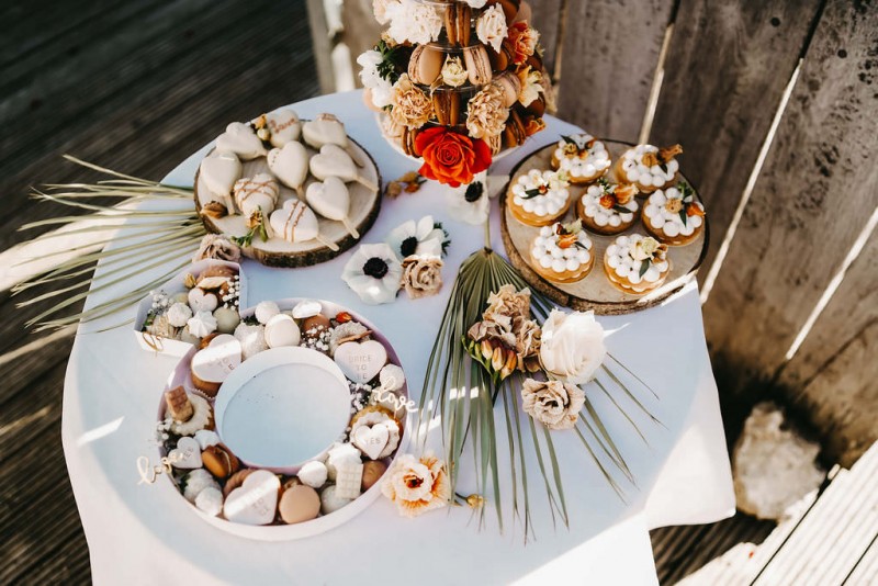 Eine sommerliche Scheunenhochzeit in Burn Orange