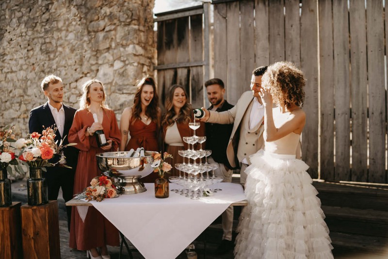 Eine sommerliche Scheunenhochzeit in Burn Orange