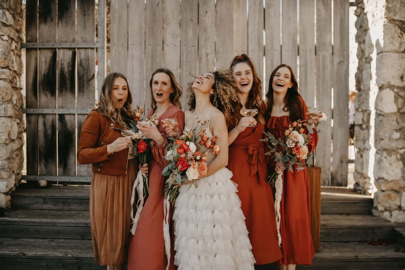 Eine sommerliche Scheunenhochzeit in Burn Orange