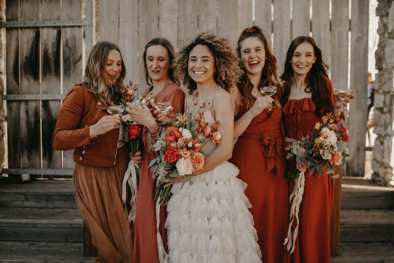 Eine sommerliche Scheunenhochzeit in Burn Orange