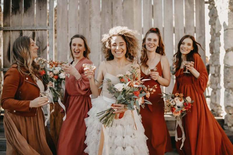 Eine sommerliche Scheunenhochzeit in Burn Orange