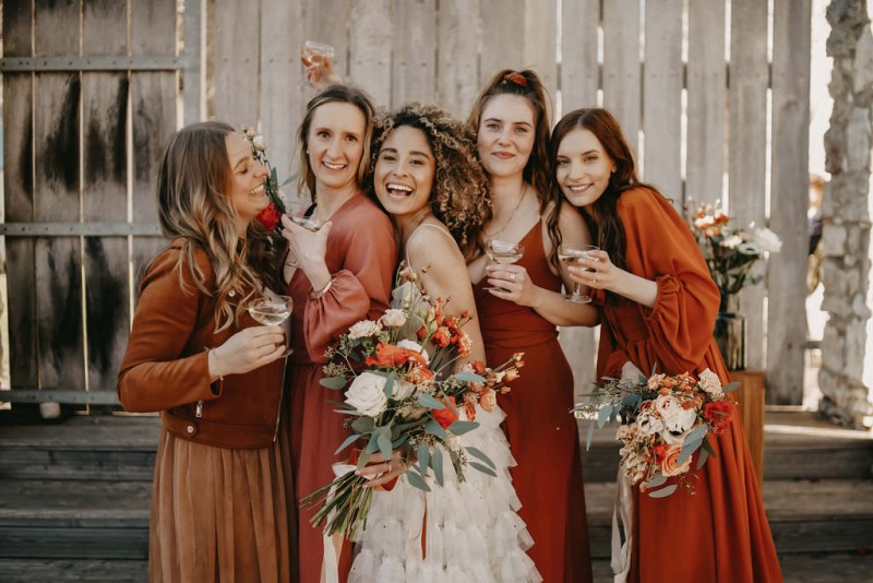 Eine sommerliche Scheunenhochzeit in Burn Orange