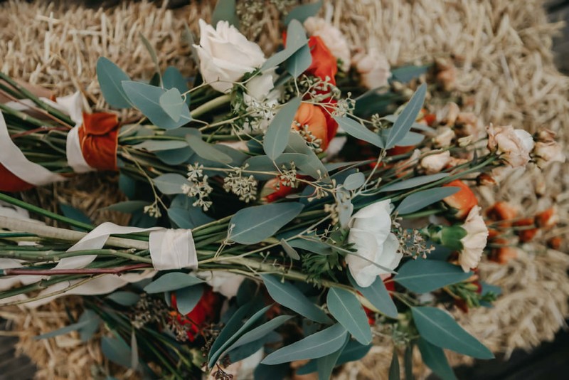 Eine sommerliche Scheunenhochzeit in Burn Orange