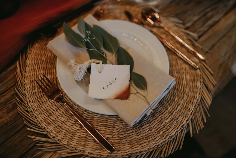 Eine sommerliche Scheunenhochzeit in Burn Orange