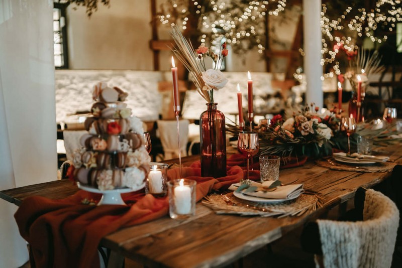 Eine sommerliche Scheunenhochzeit in Burn Orange