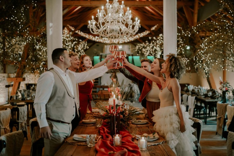 Eine sommerliche Scheunenhochzeit in Burn Orange