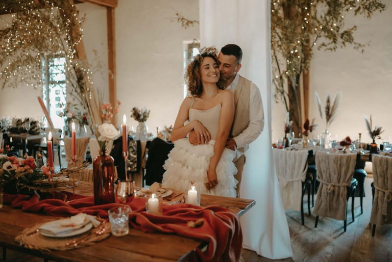 Eine sommerliche Scheunenhochzeit in Burn Orange