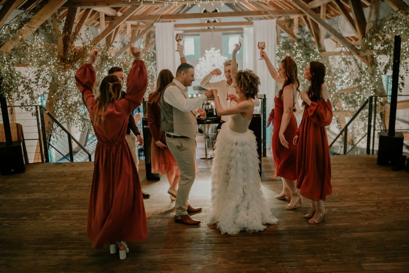 Eine sommerliche Scheunenhochzeit in Burn Orange