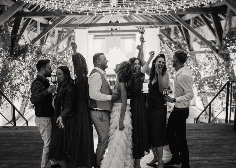 Eine sommerliche Scheunenhochzeit in Burn Orange