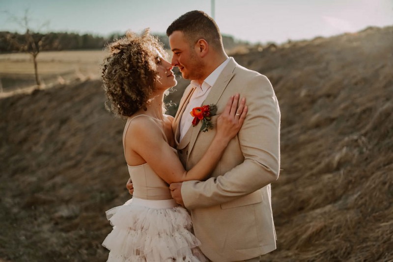 Eine sommerliche Scheunenhochzeit in Burn Orange