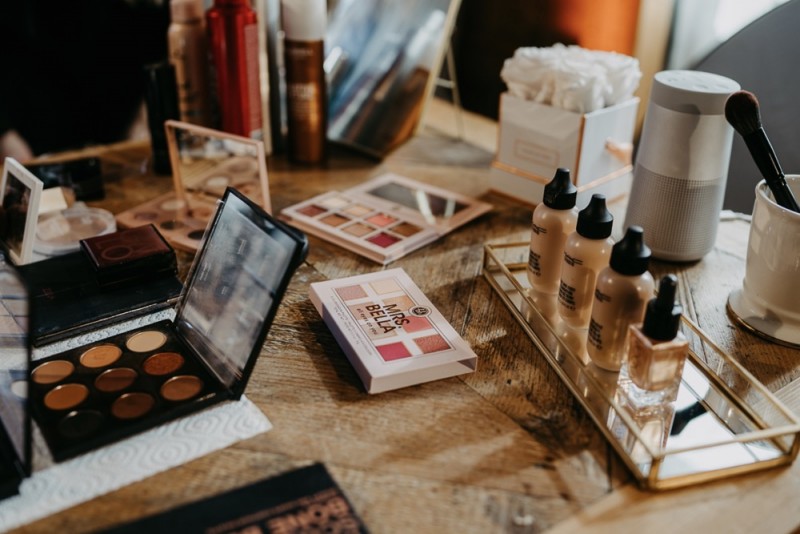 Eine Hochzeit im Gut Kaltenbrunn am Tegernsee in Monochrom Blush. Frische Pudertöne treffen auf rustikale Bohovibes.