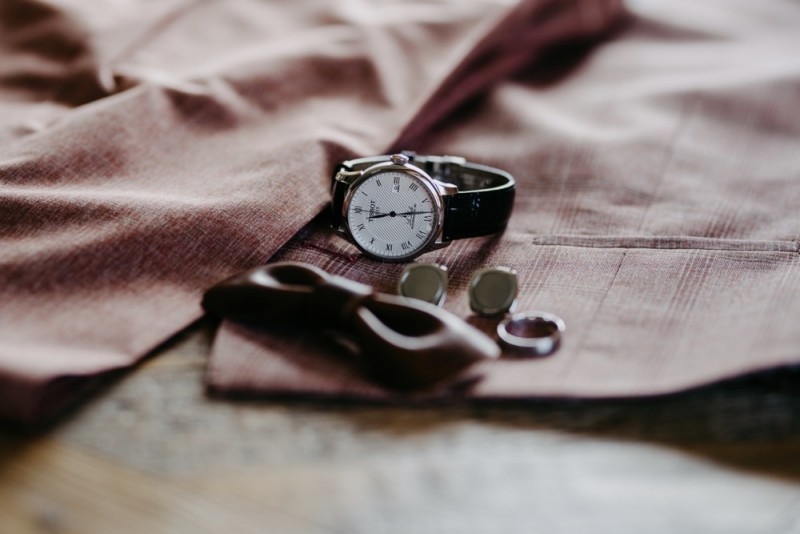Eine Hochzeit im Gut Kaltenbrunn am Tegernsee in Monochrom Blush. Frische Pudertöne treffen auf rustikale Bohovibes.