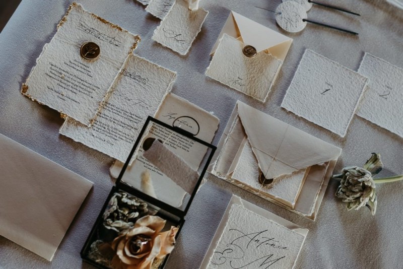 Eine Hochzeit im Gut Kaltenbrunn am Tegernsee in Monochrom Blush. Frische Pudertöne treffen auf rustikale Bohovibes.