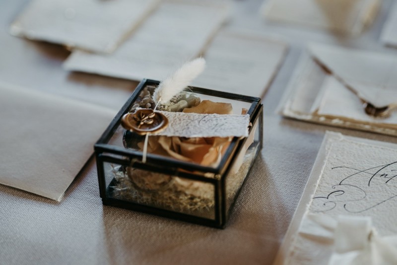 Eine Hochzeit im Gut Kaltenbrunn am Tegernsee in Monochrom Blush. Frische Pudertöne treffen auf rustikale Bohovibes. Ringbox Glas, Ringbox Trauung, Trauringe, Trauung