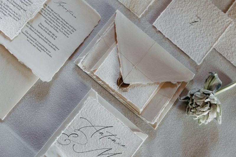 Eine Hochzeit im Gut Kaltenbrunn am Tegernsee in Monochrom Blush. Frische Pudertöne treffen auf rustikale Bohovibes.