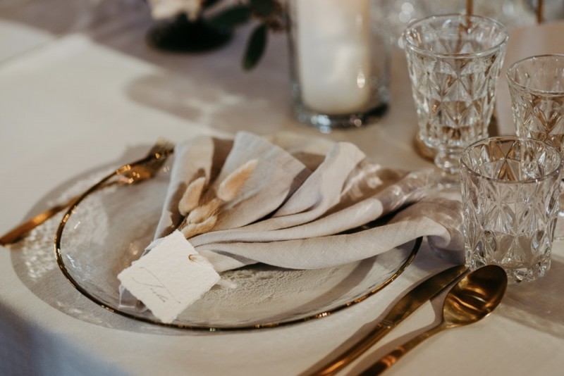 Eine Hochzeit im Gut Kaltenbrunn am Tegernsee in Monochrom Blush. Frische Pudertöne treffen auf rustikale Bohovibes.