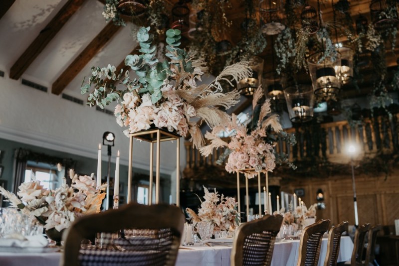 Eine Hochzeit im Gut Kaltenbrunn am Tegernsee in Monochrom Blush. Frische Pudertöne treffen auf rustikale Bohovibes.