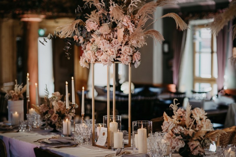 Eine Hochzeit im Gut Kaltenbrunn am Tegernsee in Monochrom Blush. Frische Pudertöne treffen auf rustikale Bohovibes.