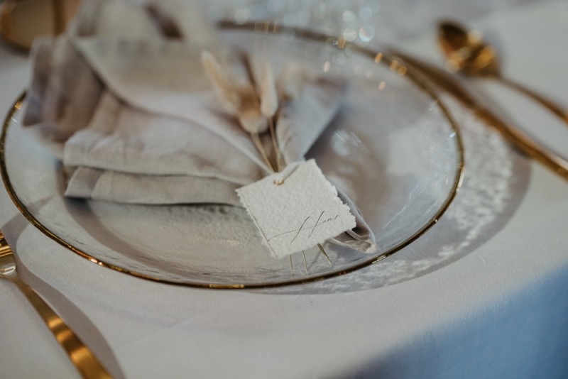 Eine Hochzeit im Gut Kaltenbrunn am Tegernsee in Monochrom Blush. Frische Pudertöne treffen auf rustikale Bohovibes.