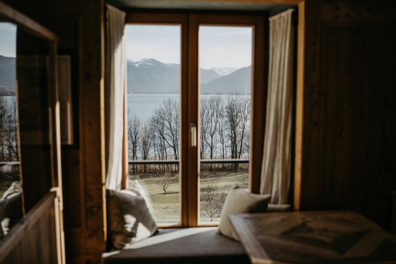 Eine Hochzeit im Gut Kaltenbrunn am Tegernsee in Monochrom Blush. Frische Pudertöne treffen auf rustikale Bohovibes.