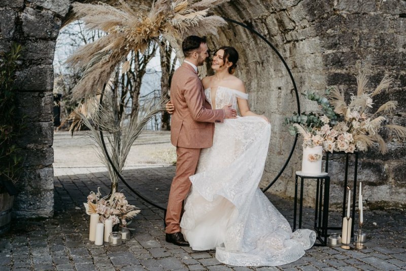 Eine Hochzeit im Gut Kaltenbrunn am Tegernsee in Monochrom Blush. Frische Pudertöne treffen auf rustikale Bohovibes.