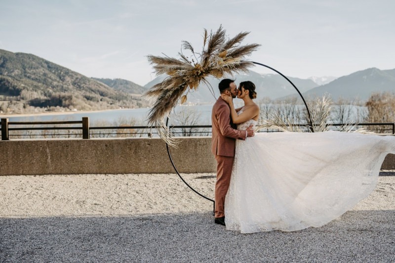 Eine Hochzeit im Gut Kaltenbrunn am Tegernsee in Monochrom Blush. Frische Pudertöne treffen auf rustikale Bohovibes.